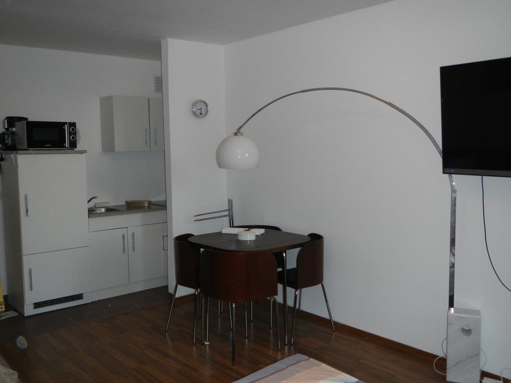 Sonniges Modernes Appartement Hoehenberg Кьолн Екстериор снимка