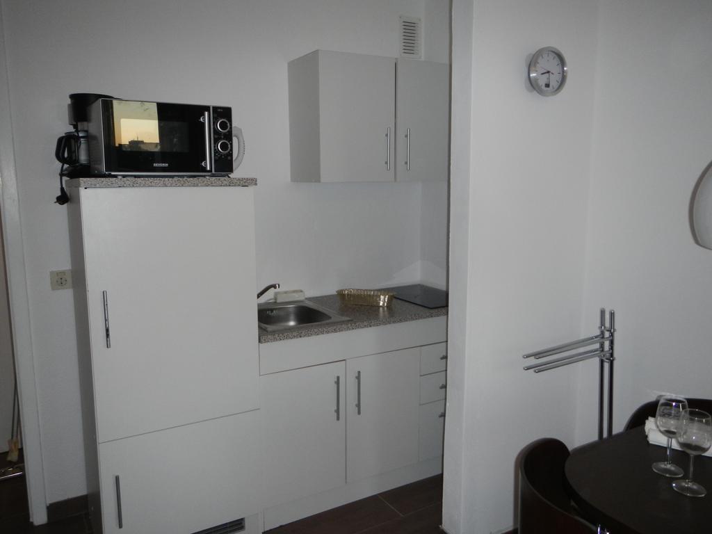 Sonniges Modernes Appartement Hoehenberg Кьолн Екстериор снимка
