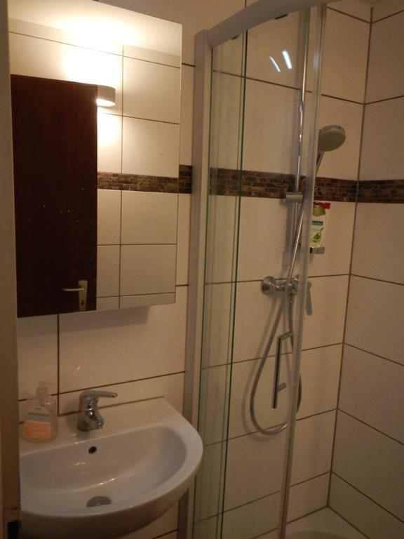 Sonniges Modernes Appartement Hoehenberg Кьолн Екстериор снимка