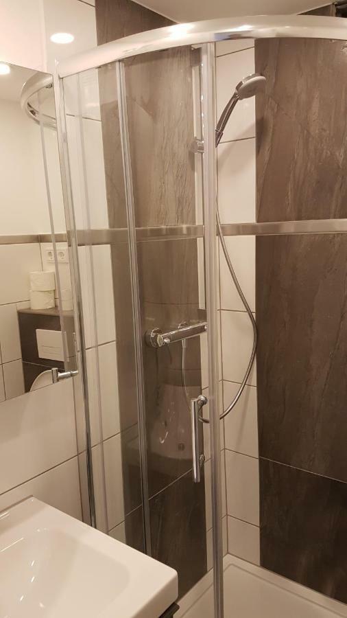 Sonniges Modernes Appartement Hoehenberg Кьолн Екстериор снимка
