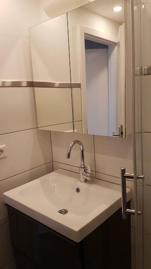 Sonniges Modernes Appartement Hoehenberg Кьолн Екстериор снимка