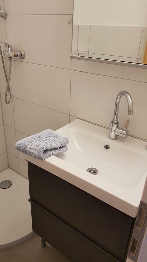 Sonniges Modernes Appartement Hoehenberg Кьолн Екстериор снимка