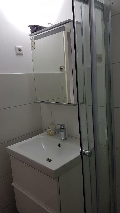 Sonniges Modernes Appartement Hoehenberg Кьолн Екстериор снимка